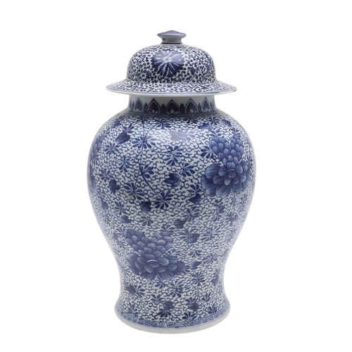 954 - LARGE CHINESE KANGXI BLUE & WHITE JAR & COVER. A Kangxi period (1662-1722) large baluster shaped jar... 