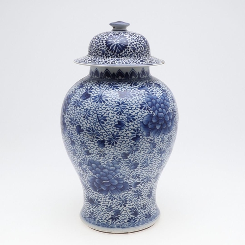 954 - LARGE CHINESE KANGXI BLUE & WHITE JAR & COVER. A Kangxi period (1662-1722) large baluster shaped jar... 