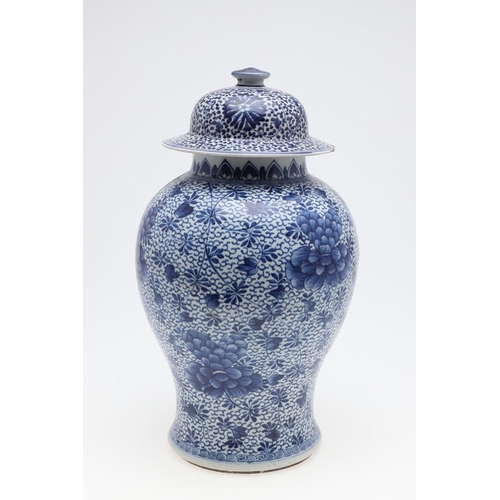 954 - LARGE CHINESE KANGXI BLUE & WHITE JAR & COVER. A Kangxi period (1662-1722) large baluster shaped jar... 