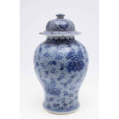 954 - LARGE CHINESE KANGXI BLUE & WHITE JAR & COVER. A Kangxi period (1662-1722) large baluster shaped jar... 