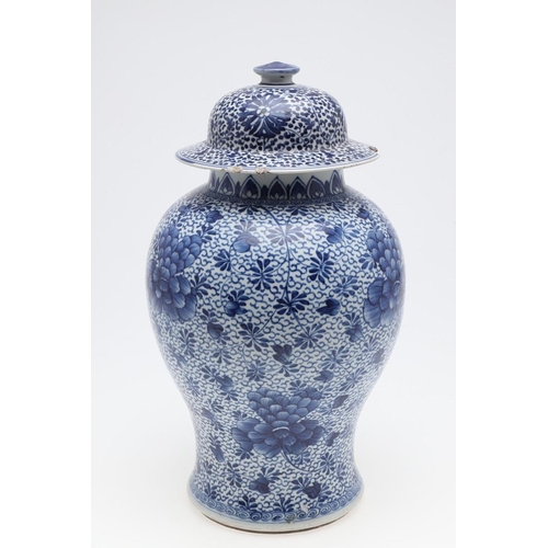 954 - LARGE CHINESE KANGXI BLUE & WHITE JAR & COVER. A Kangxi period (1662-1722) large baluster shaped jar... 