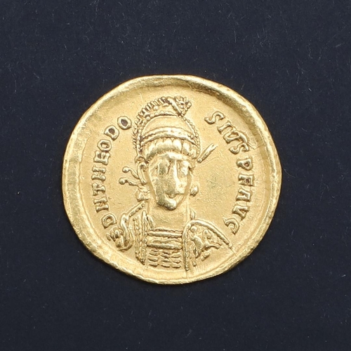 704 - ROMAN IMPERIAL COINAGE: A GOLD SOLIDUS OF THEODOSIUS II AD 402-50. A gold solidus, armoured bust fac... 