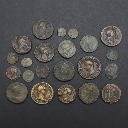 719 - A COLLECTION OF ROMAN COINS TO INCLUDE SESTERTIUS AND OTHERS. A mixed collection of coins to include... 