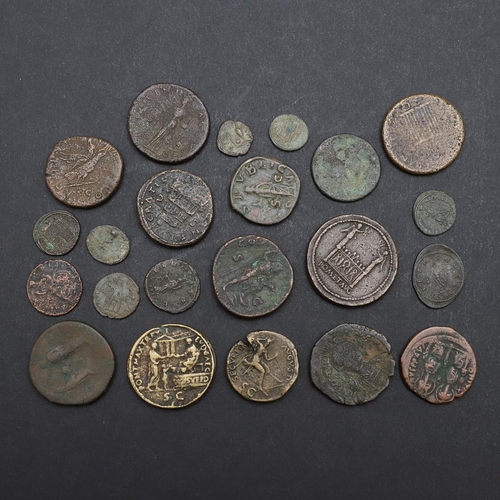 719 - A COLLECTION OF ROMAN COINS TO INCLUDE SESTERTIUS AND OTHERS. A mixed collection of coins to include... 