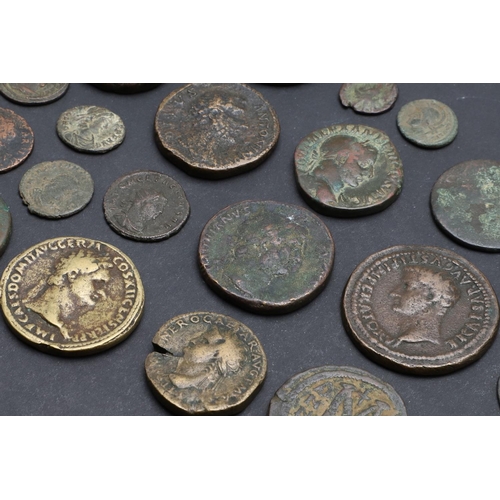 719 - A COLLECTION OF ROMAN COINS TO INCLUDE SESTERTIUS AND OTHERS. A mixed collection of coins to include... 