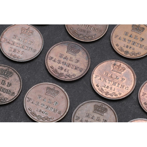 826 - A COLLECTION OF EARLY QUEEN VICTORIA HALF FARTHINGS 1839 AND LATER. A collection of Queen Victoria h... 