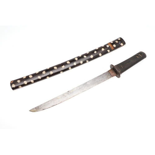 105 - A JAPANESE WAKIZASHI SHORT SWORD IN DECORATIVE SCABBARD. With a 28.5cm straight blade with pointed e... 