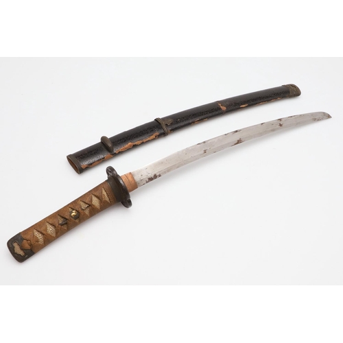 106 - A JAPANESE WAKIZASHI SHORT SWORD IN LACQUERED SCABBARD. With a 39cm curved pointed blade with sharpe... 