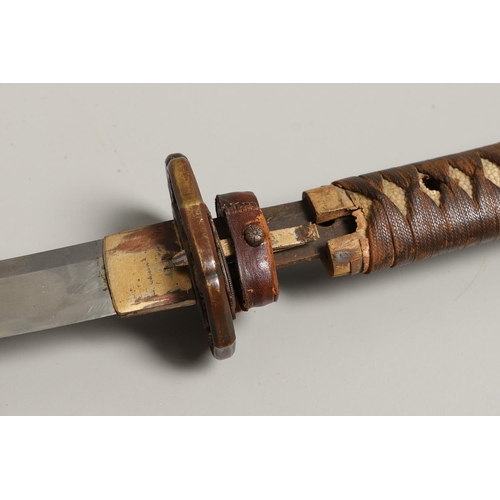 107 - A SECOND WORLD WAR JAPANESE SHIN GUNTO SWORD AND SCABBARD. With a 73cm pointed, single edged blade ,... 