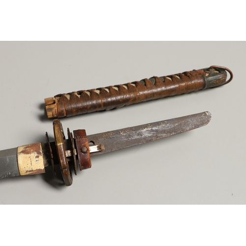 107 - A SECOND WORLD WAR JAPANESE SHIN GUNTO SWORD AND SCABBARD. With a 73cm pointed, single edged blade ,... 