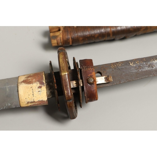 107 - A SECOND WORLD WAR JAPANESE SHIN GUNTO SWORD AND SCABBARD. With a 73cm pointed, single edged blade ,... 