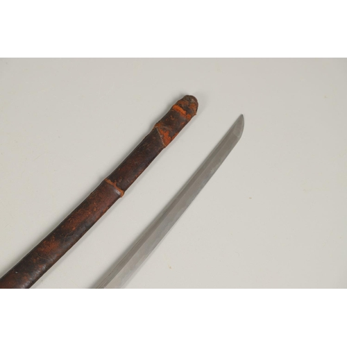 107 - A SECOND WORLD WAR JAPANESE SHIN GUNTO SWORD AND SCABBARD. With a 73cm pointed, single edged blade ,... 