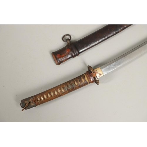 107 - A SECOND WORLD WAR JAPANESE SHIN GUNTO SWORD AND SCABBARD. With a 73cm pointed, single edged blade ,... 