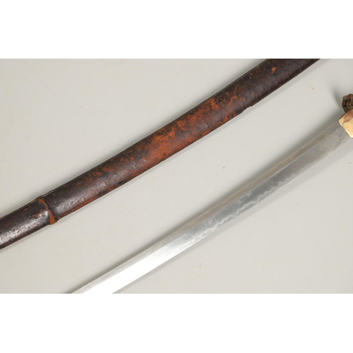 107 - A SECOND WORLD WAR JAPANESE SHIN GUNTO SWORD AND SCABBARD. With a 73cm pointed, single edged blade ,... 