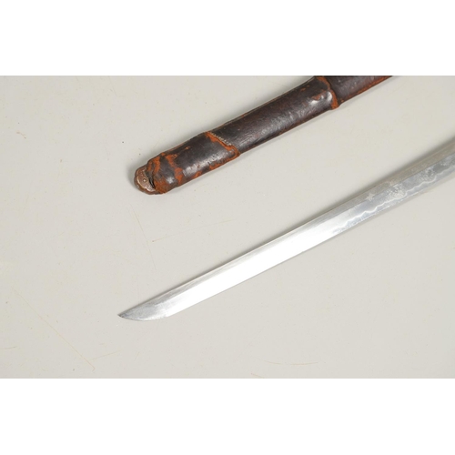 107 - A SECOND WORLD WAR JAPANESE SHIN GUNTO SWORD AND SCABBARD. With a 73cm pointed, single edged blade ,... 