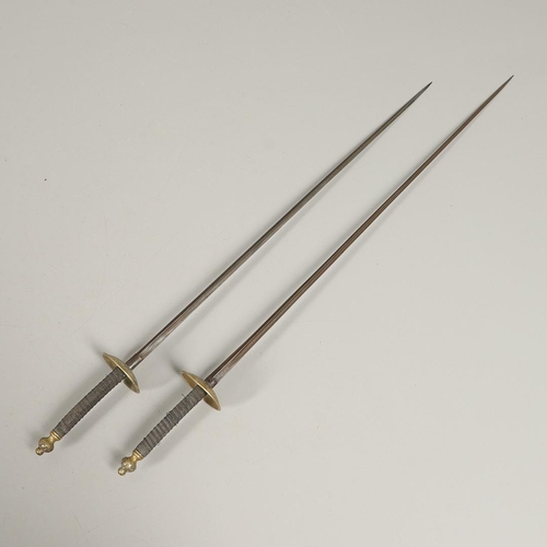 113 - A PAIR OF GERMAN FENCING FOILS. With 81cm three-edged blades with scrolling decoration, marked Pack-... 