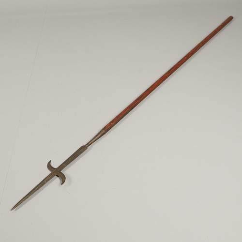 117 - AN 18TH CENTURY EUROPEAN SERGEANTS POLE ARM. A pole arm with a spear tip blade with serpentine blade... 