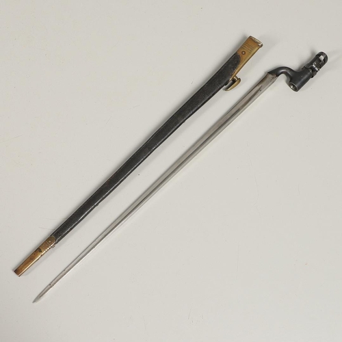 124 - A 19TH/20TH CENTURY SOCKET BAYONET AND SCABBARD. With a 55cm triform tapering blade with pointed end... 