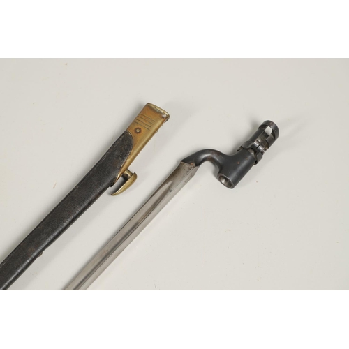 124 - A 19TH/20TH CENTURY SOCKET BAYONET AND SCABBARD. With a 55cm triform tapering blade with pointed end... 