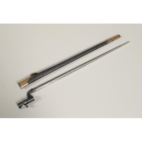 124 - A 19TH/20TH CENTURY SOCKET BAYONET AND SCABBARD. With a 55cm triform tapering blade with pointed end... 