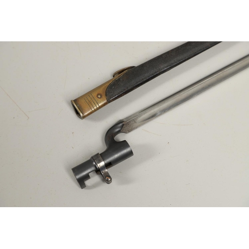 124 - A 19TH/20TH CENTURY SOCKET BAYONET AND SCABBARD. With a 55cm triform tapering blade with pointed end... 