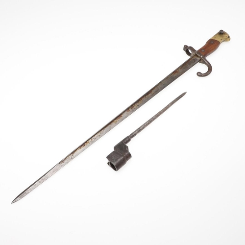 129 - A 19TH CENTURY FRENCH CHASSEPOT BAYONET AND A SPIKE BAYONET. A French bayonet with a 52cm single edg... 