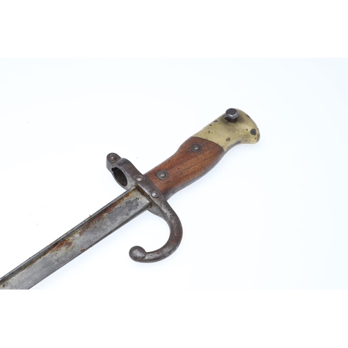 129 - A 19TH CENTURY FRENCH CHASSEPOT BAYONET AND A SPIKE BAYONET. A French bayonet with a 52cm single edg... 