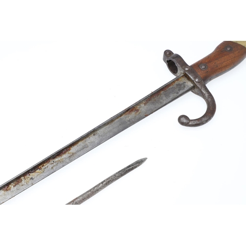 129 - A 19TH CENTURY FRENCH CHASSEPOT BAYONET AND A SPIKE BAYONET. A French bayonet with a 52cm single edg... 