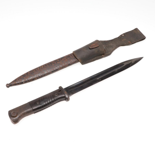 135 - A SECOND WORLD WAR GERMAN 118/98 PATTERN BAYONET AND SCABBARD. With a 25cm pointed, single sided and... 