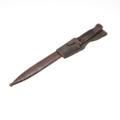 135 - A SECOND WORLD WAR GERMAN 118/98 PATTERN BAYONET AND SCABBARD. With a 25cm pointed, single sided and... 