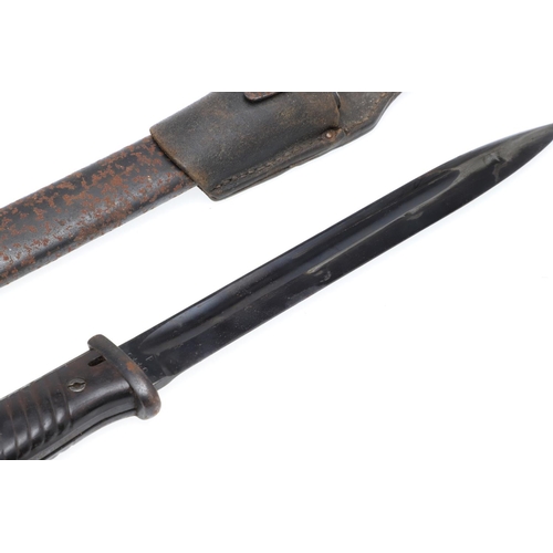 135 - A SECOND WORLD WAR GERMAN 118/98 PATTERN BAYONET AND SCABBARD. With a 25cm pointed, single sided and... 