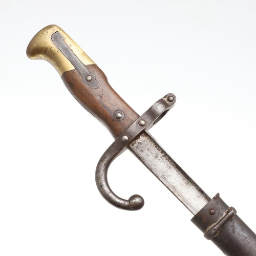 136 - A 19TH CENTURY FRENCH M1874 SWORD BAYONET AND SCABBARD. With a tapering 52cm blade with broad back, ... 