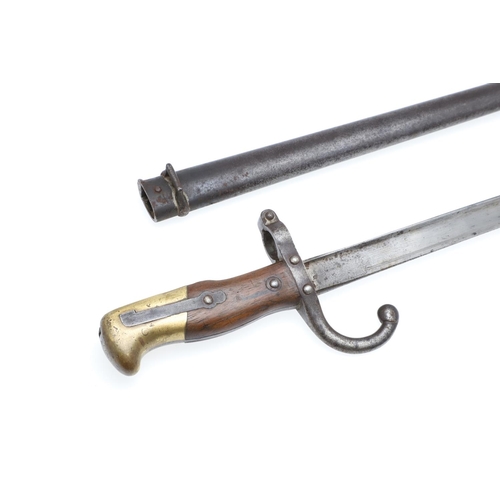 136 - A 19TH CENTURY FRENCH M1874 SWORD BAYONET AND SCABBARD. With a tapering 52cm blade with broad back, ... 