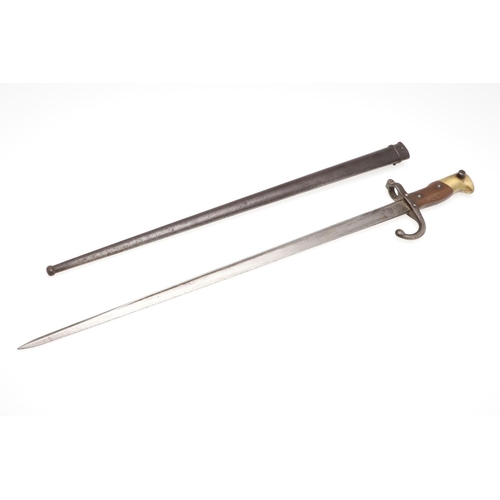 136 - A 19TH CENTURY FRENCH M1874 SWORD BAYONET AND SCABBARD. With a tapering 52cm blade with broad back, ... 