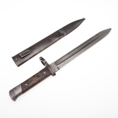 138 - AN AUSTIRAN 1895 PATTERN BAYONET AND SCABBARD. An 1895 Manonlicher bayonet with a 23.5cm pointed, si... 