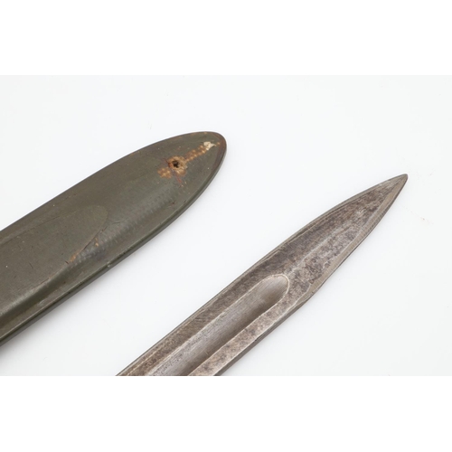 140 - AN AMERICAN 1903 PATTERN BAYONET AND SCABBARD. With a 25cm pointed single edged blade with broad ful... 