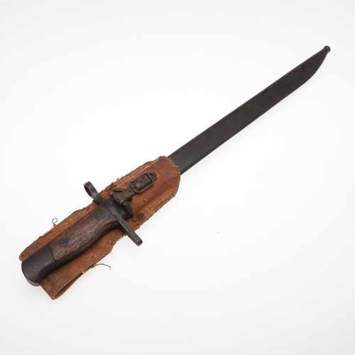 146 - A 1907 PATTERN LEE ENFIELD SMLE BAYONET AND SCABBARD. With a 39.5cm straight, single edged and fulle... 