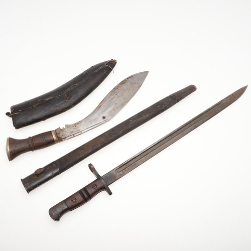 148 - A FIRST WORLD WAR REMINGTON 1913 PATTERN BAYONET AND A SIMILAR KUKRI. With a 43cm pointed and fuller... 