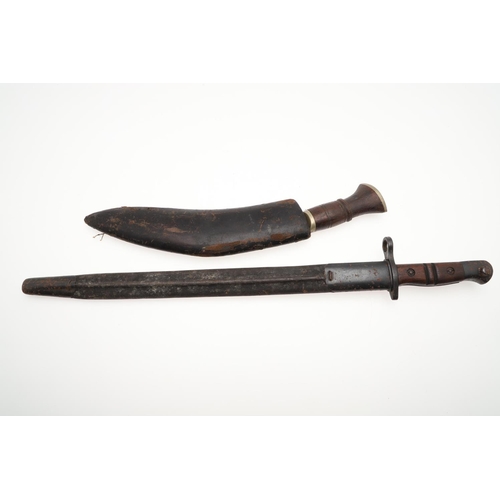 148 - A FIRST WORLD WAR REMINGTON 1913 PATTERN BAYONET AND A SIMILAR KUKRI. With a 43cm pointed and fuller... 