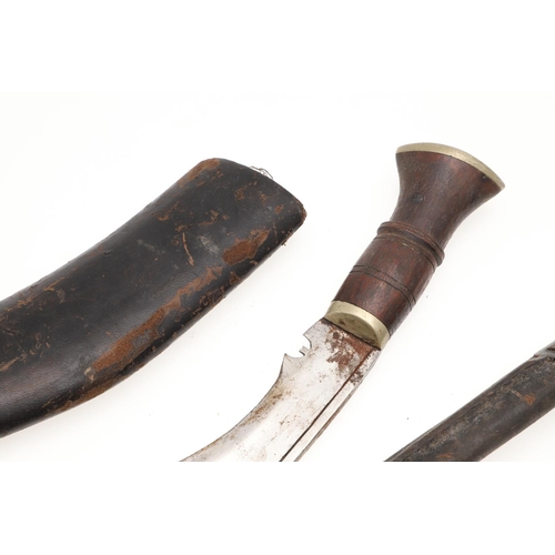 148 - A FIRST WORLD WAR REMINGTON 1913 PATTERN BAYONET AND A SIMILAR KUKRI. With a 43cm pointed and fuller... 