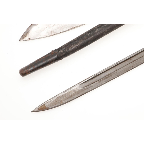 148 - A FIRST WORLD WAR REMINGTON 1913 PATTERN BAYONET AND A SIMILAR KUKRI. With a 43cm pointed and fuller... 