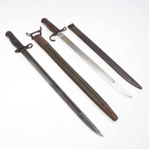 149 - A 1913 PATTERN FIRST WORLD WAR REMINGTON BAYONET AND SCABBARD AND ANOTHER SIMILAR. With a 43cm singl... 