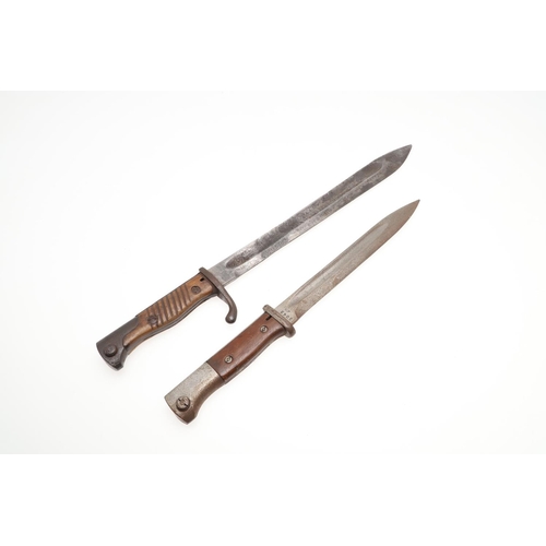 152 - A FIRST WORLD WAR GERMAN BAYONET AND A SIMILAR SECOND WORLD WAR EXAMPLE. A German 1905/16 'Butcher' ... 