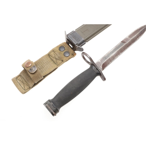 153 - AN AMERICAN M8 BAYONET AND SCABBARD AND A SIMILAR BOWIE KNIFE. A U.S. M8 bayonet with a 16cm pointed... 