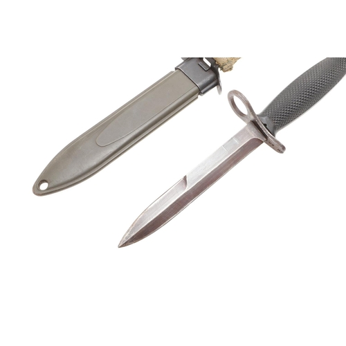 153 - AN AMERICAN M8 BAYONET AND SCABBARD AND A SIMILAR BOWIE KNIFE. A U.S. M8 bayonet with a 16cm pointed... 