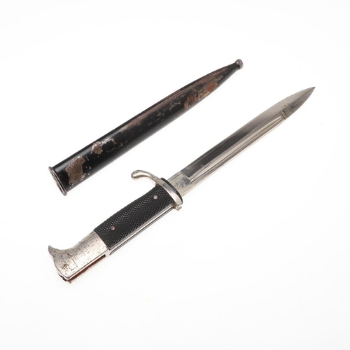 154 - A SECOND WORLD WAR GERMAN PARADE BAYONET AND SCABBARD. With a 19cm pointed, single edged blade marke... 