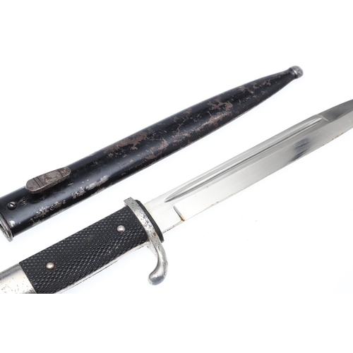 154 - A SECOND WORLD WAR GERMAN PARADE BAYONET AND SCABBARD. With a 19cm pointed, single edged blade marke... 