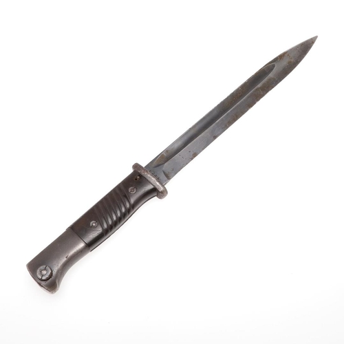 158 - A SECOND WORLD WAR GERMAN K98 BAYONET BY MUNDLOS. With a 25cm pointed, single edged and fullered bla... 