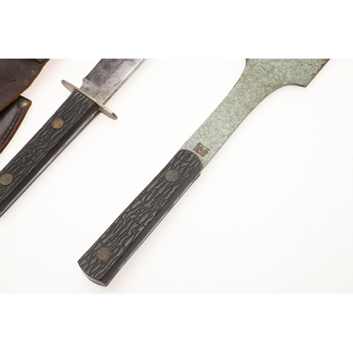 186 - A COMBINED BOWIE KNIFE AND THROWING AXE SET OF A TYPE OFTEN CARRIED BY BRITISH COMMANDOS IN THE SECO... 