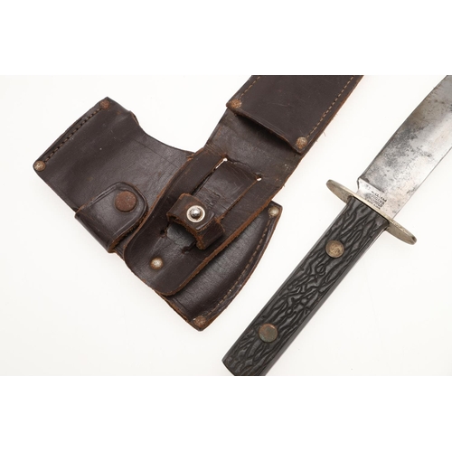 186 - A COMBINED BOWIE KNIFE AND THROWING AXE SET OF A TYPE OFTEN CARRIED BY BRITISH COMMANDOS IN THE SECO... 